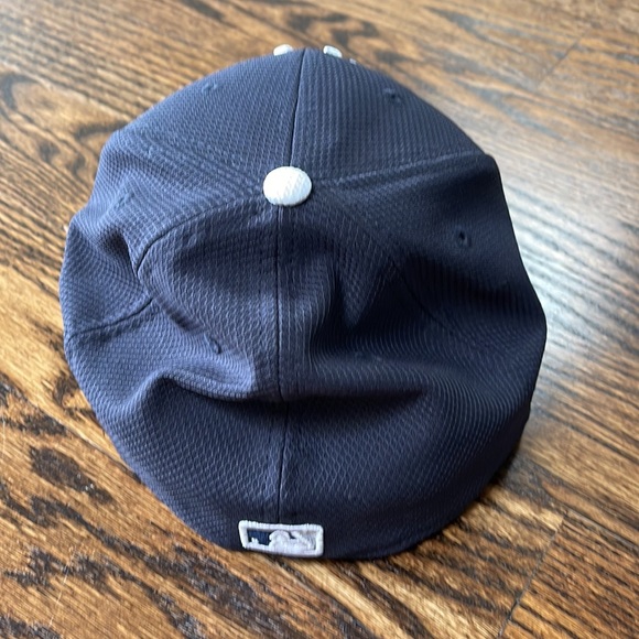 Autographed Aaron Boone New York Yankees fitted hat - Picture 5 of 5